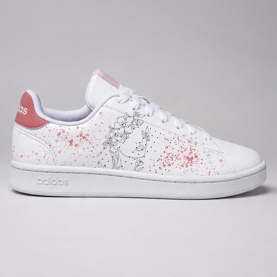 Paire de baskets personnalisées pour femme avec un design de portrait fleuri et peinture rose.