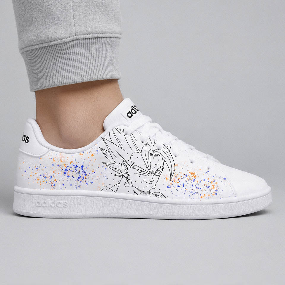 Baskets Adidas blanches personnalisées avec portrait de Vegetto et éclaboussures de peinture bleue et orange