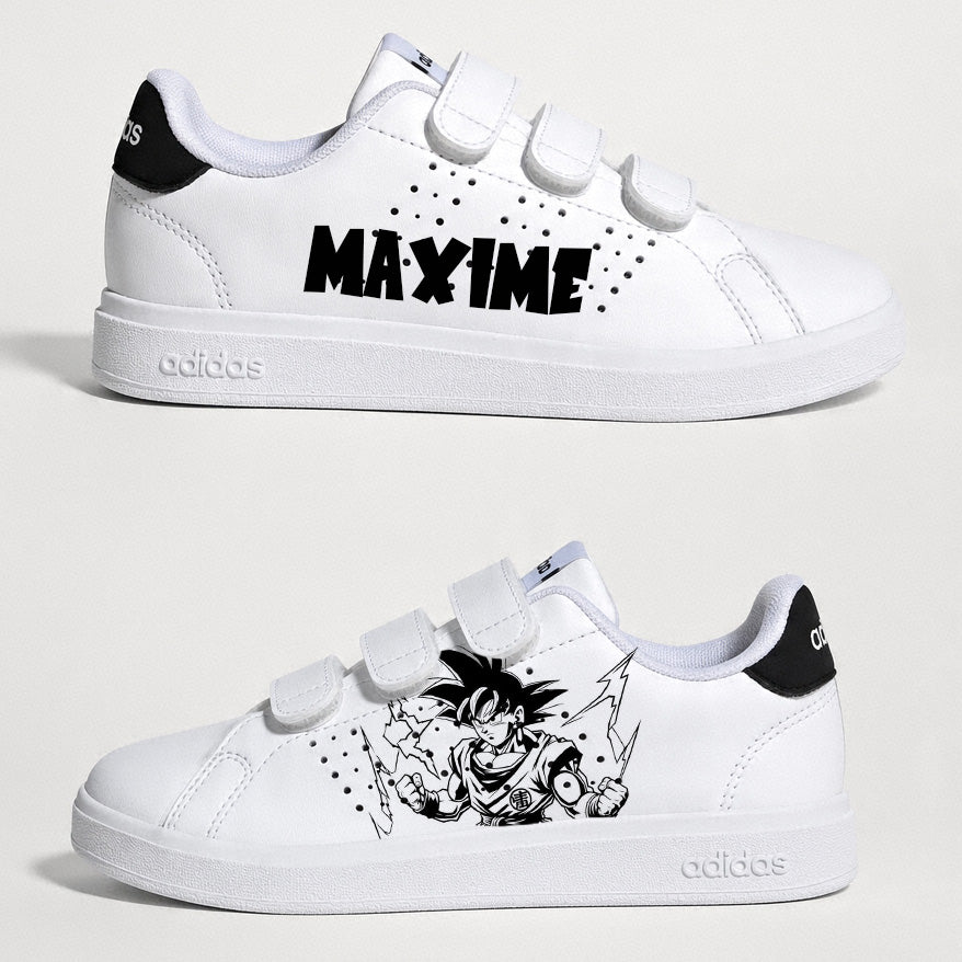 Baskets Adidas blanches à scratch pour enfant personnalisées avec un dessin de Goku de Dragon Ball Z et des éclairs.