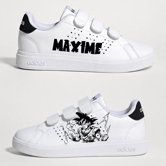 Baskets Adidas blanches à scratch pour enfant personnalisées avec un dessin de Goku de Dragon Ball Z et des éclairs.
