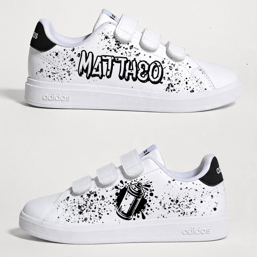 Chaussures Adidas customisées enfant avec le prénom personnalisé streetwear en style graffiti urbain.