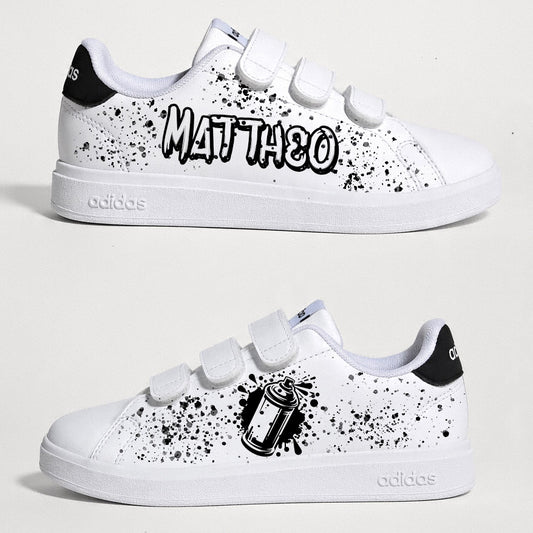 Chaussures Adidas customisées enfant avec le prénom personnalisé streetwear en style graffiti urbain.