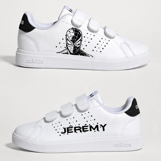 Chaussures Adidas customisées enfant avec le prénom personnalisé et un design inspiré des comics Marvel.
