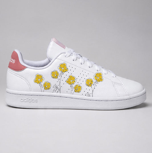 Baskets Adidas blanches personnalisées pour femme avec un motif de fleurs jaunes peintes à la main.