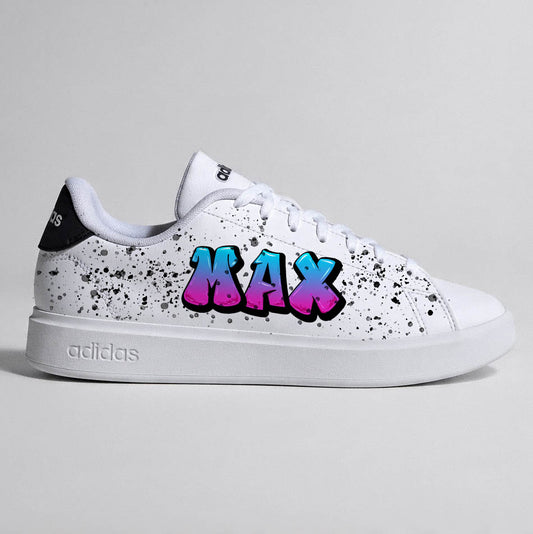 Paire d'Adidas blanches personnalisées avec le prénom personnalisé en lettrage graffiti coloré.