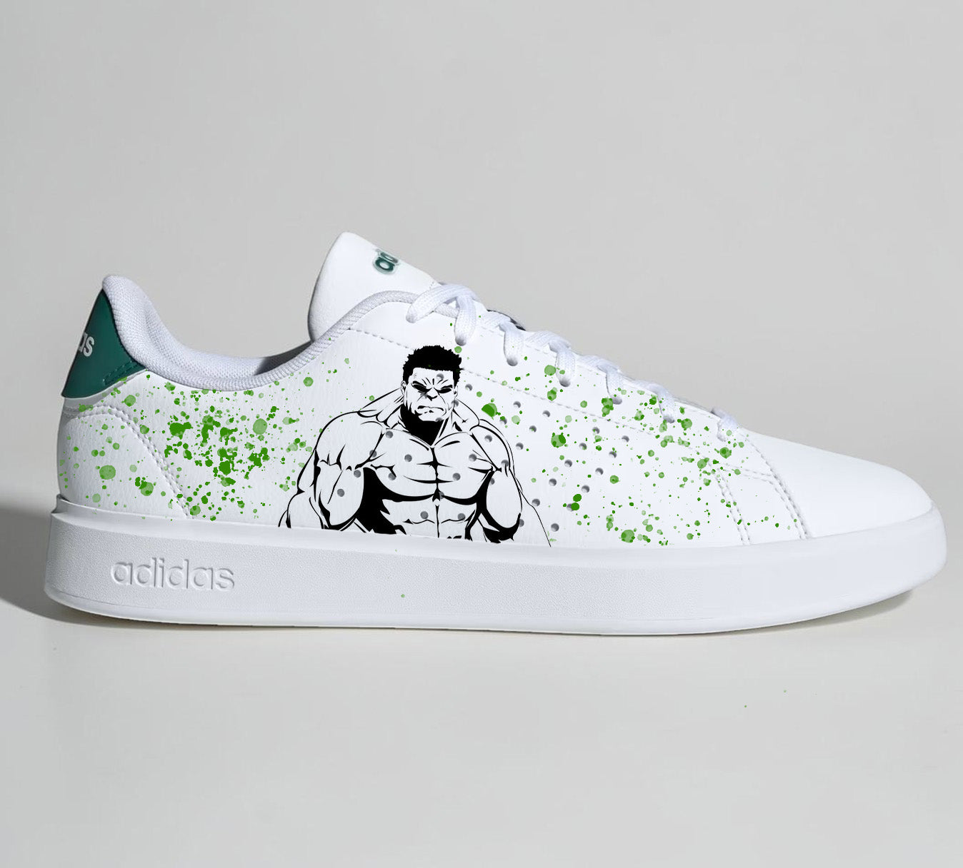 Baskets Adidas blanches personnalisées avec un dessin de Hulk Marvel Avengers et éclaboussures de peinture verte.