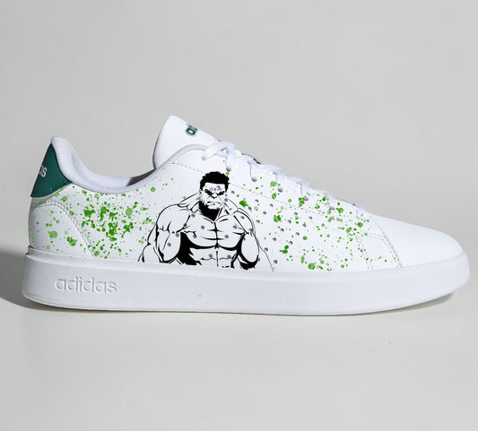 Baskets Adidas blanches personnalisées avec un dessin de Hulk Marvel Avengers et éclaboussures de peinture verte.