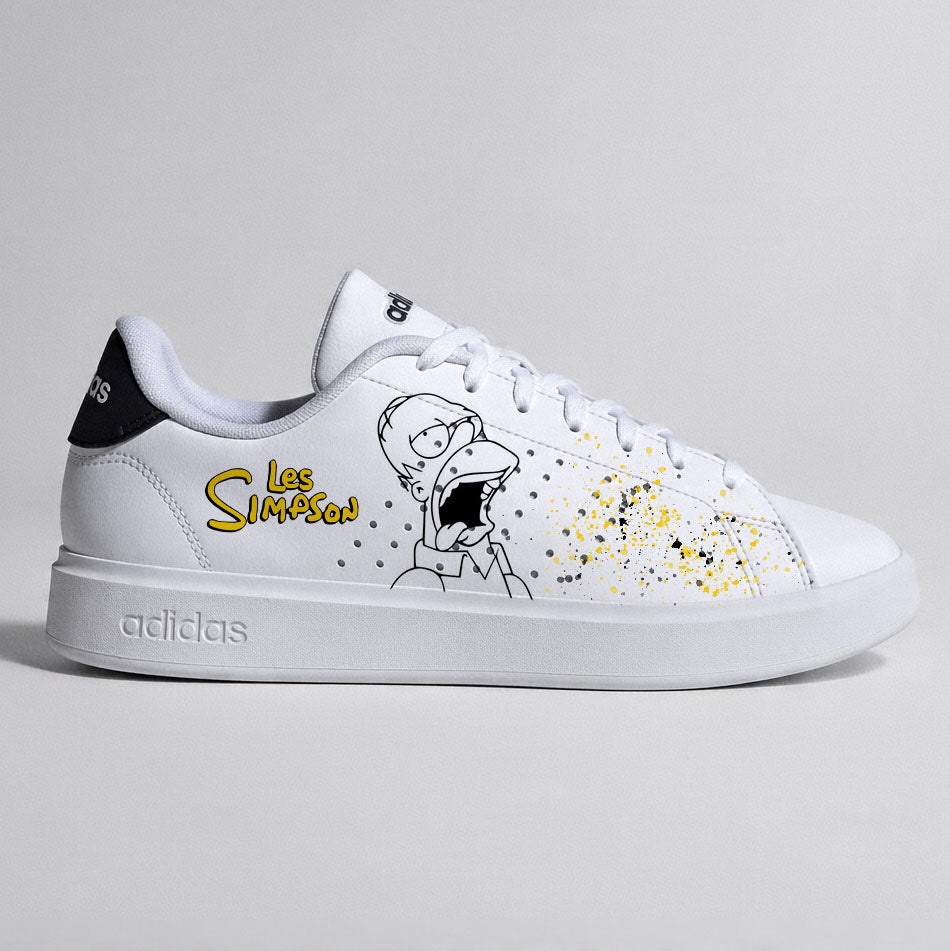 Paire d'Adidas blanches personnalisées avec le portrait d'Homer Simpson et logo Les Simpson.