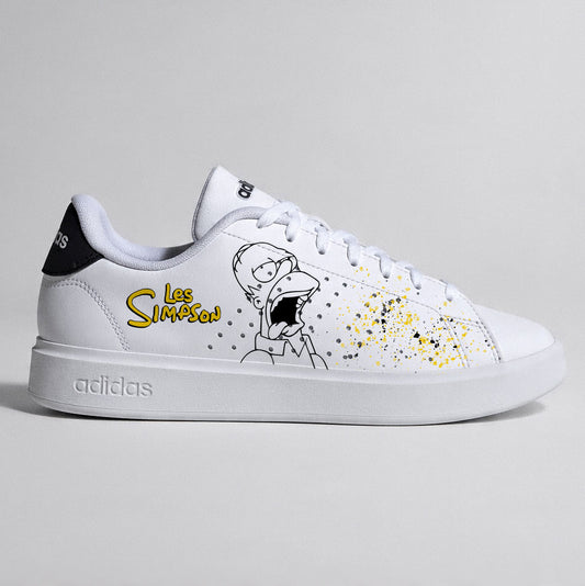 Paire d'Adidas blanches personnalisées avec le portrait d'Homer Simpson et logo Les Simpson.