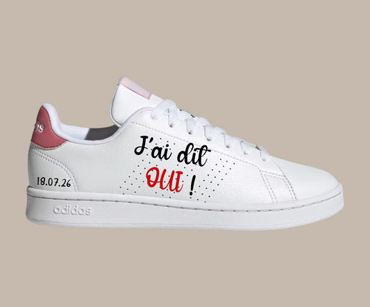 Paire d'Adidas customisées pour mariage avec l'inscription manuscrite "J'ai dit OUI !".