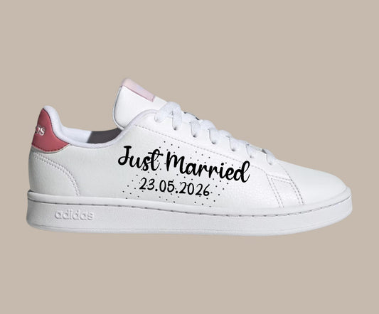 Paire d'Adidas customisées pour mariage avec inscription "Just Married" et date.