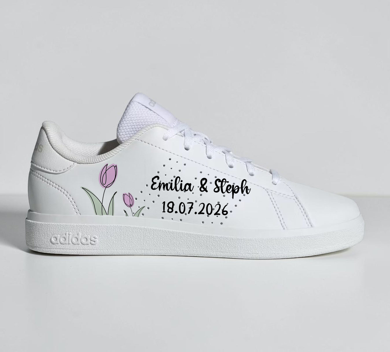 Paire de baskets mariage femme personnalisées avec design floral romantique et original.