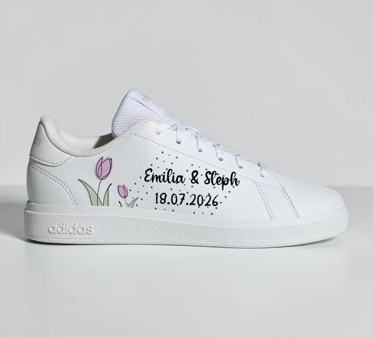 Paire de baskets mariage femme personnalisées avec design floral romantique et original.