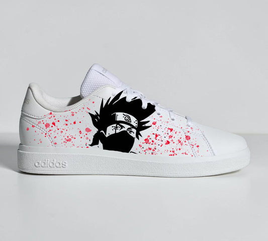 Baskets Adidas blanches personnalisées avec portrait de Kakashi Naruto et éclaboussures rouges.