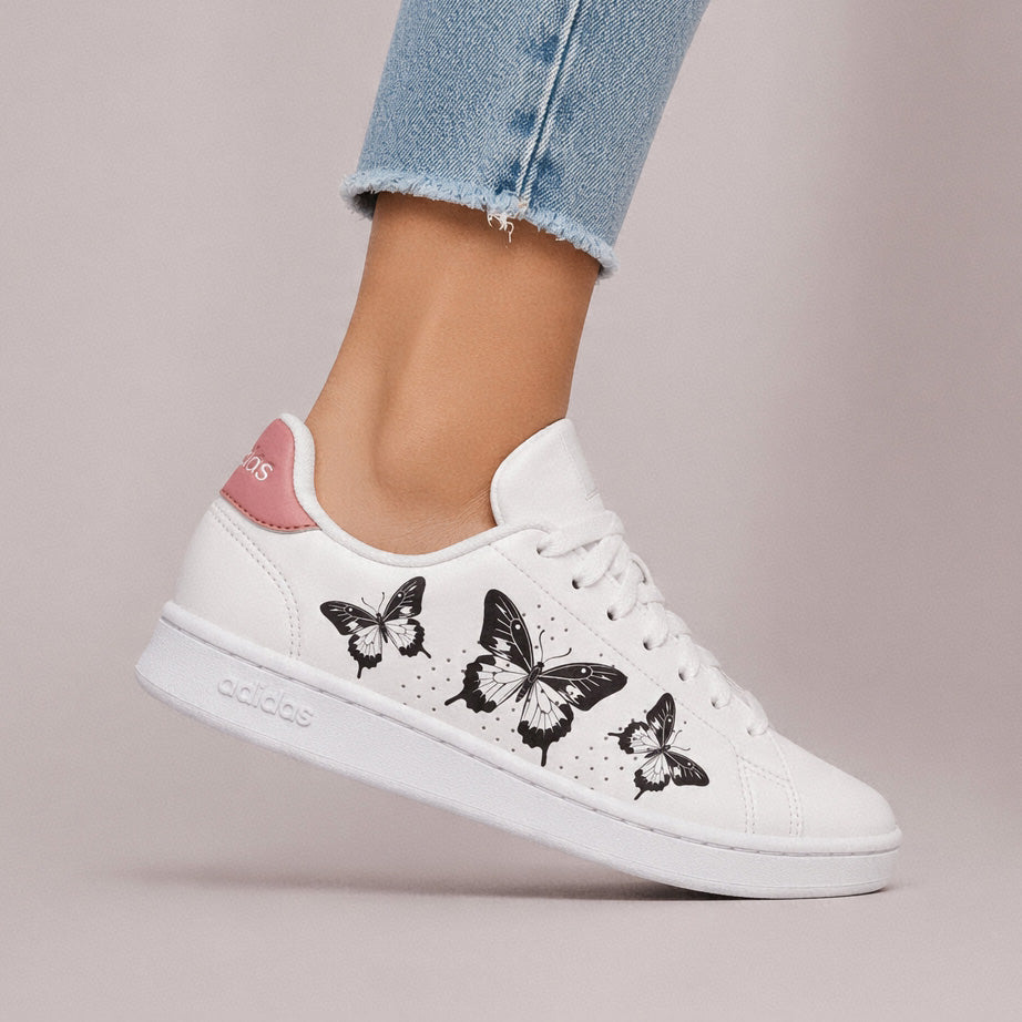 Idée cadeau femme originale : baskets Adidas customisées design papillon