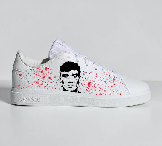 Chaussures Adidas customisées style Peaky Blinders Tommy Shelby pour fans de séries cultes.