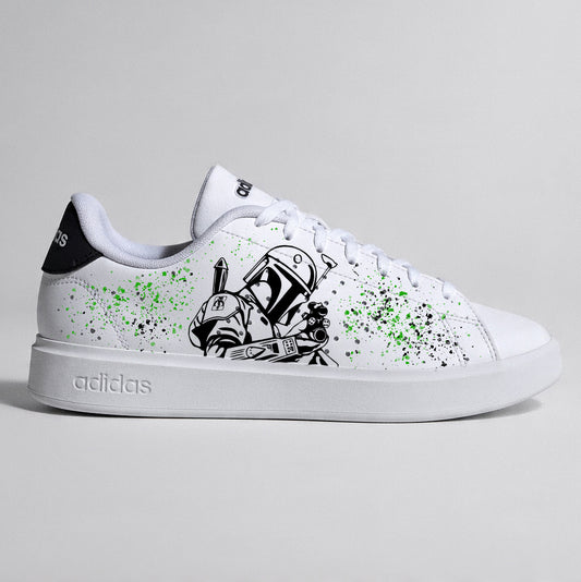 Vue latérale de sneakers Adidas custom Star Wars Boba Fett avec design noir et vert.