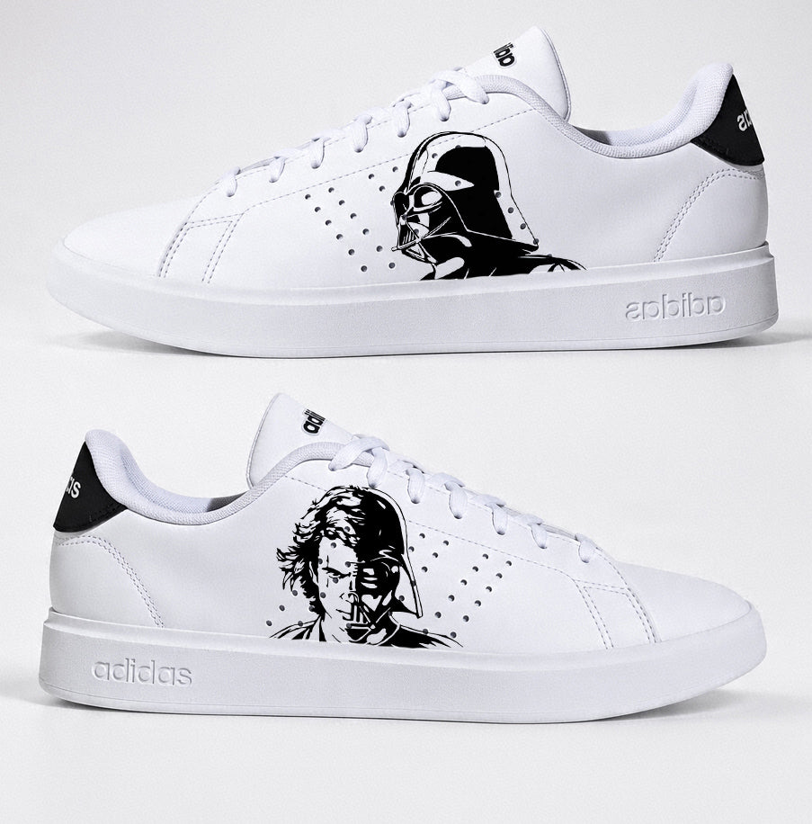 Paire d'Adidas blanches customisées avec le portrait de Dark Vador et Anakin Skywalker.