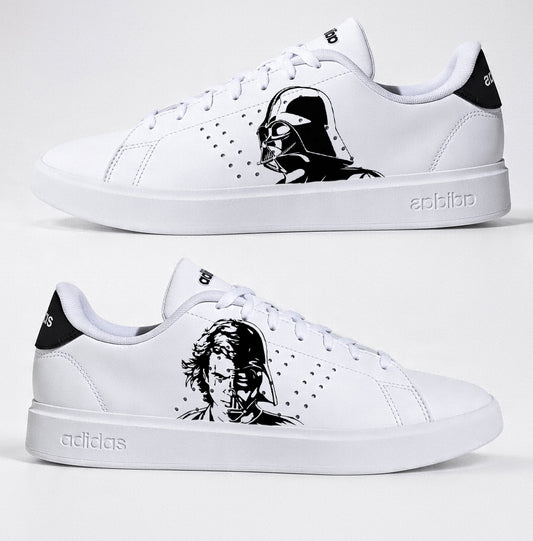 Paire d'Adidas blanches customisées avec le portrait de Dark Vador et Anakin Skywalker.