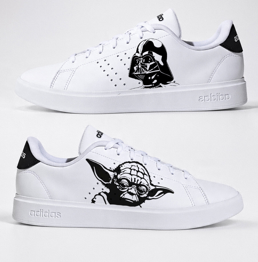 Baskets Adidas blanches custom sneakers personnalisées star wars Dark Vador et Maître Yoda.
