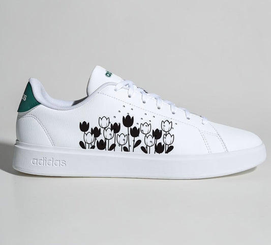 Paire de baskets customisées pour mariage ou idée cadeau EVJF sur thème floral.