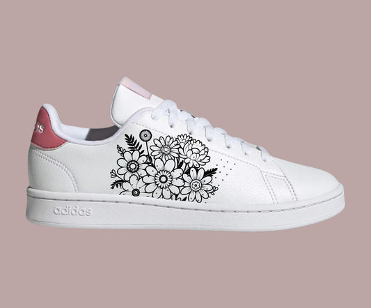 Chaussures Adidas Advantage custom peintes à la main avec détails de fleurs