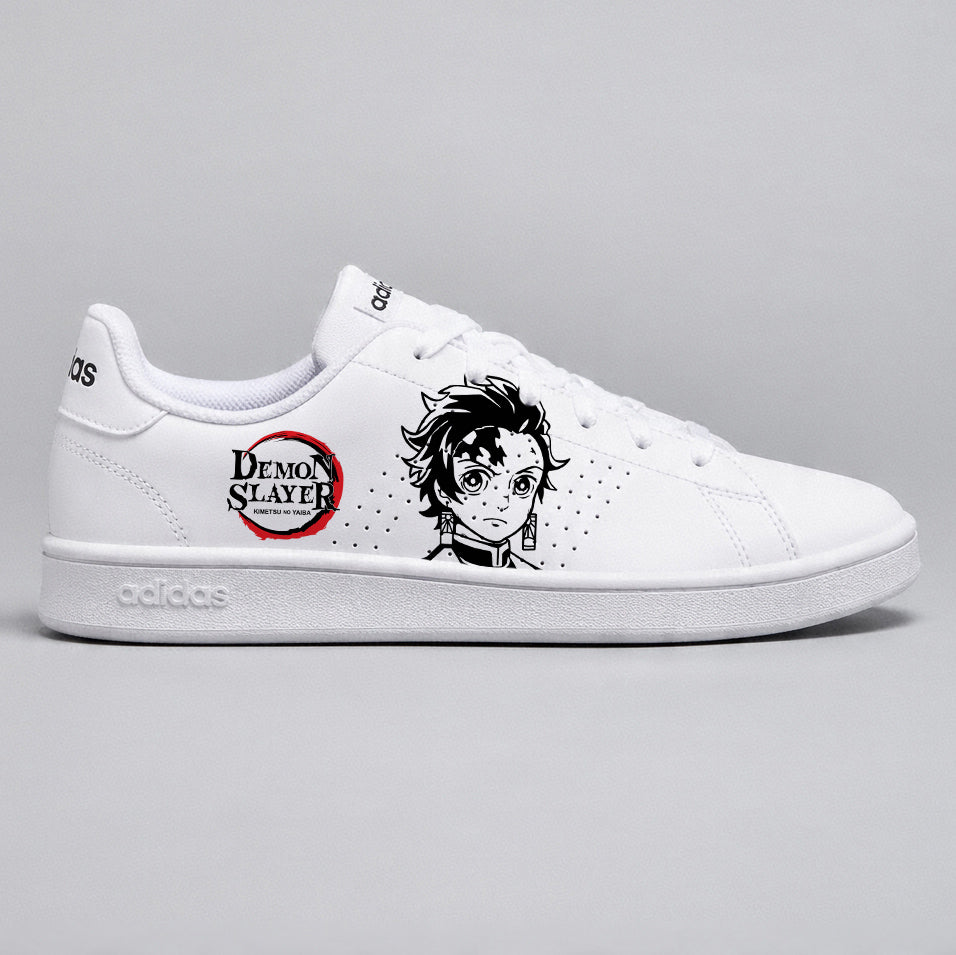 Baskets Adidas blanches personnalisées avec portrait de Tanjiro Kamado et logo Demon Slayer