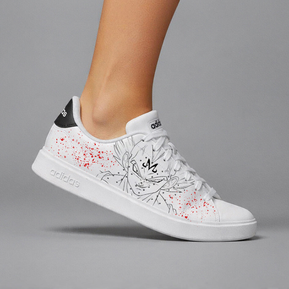 Paire de baskets Adidas customisées avec illustration manga Majin Vegeta et touches de rouge dynamique