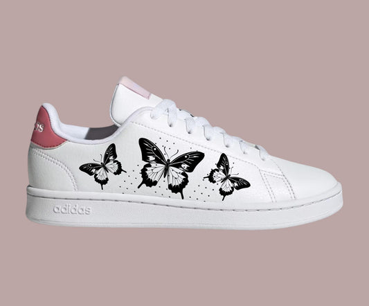 Baskets Adidas Advantage femme personnalisées avec motifs de papillons noirs