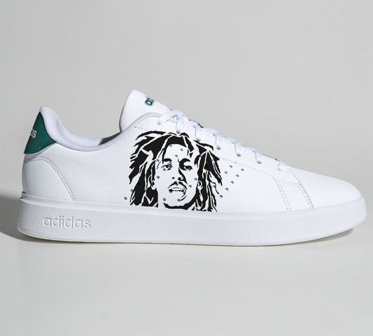 Baskets Adidas blanches personnalisées avec portrait minimaliste de Bob Marley en noir.
