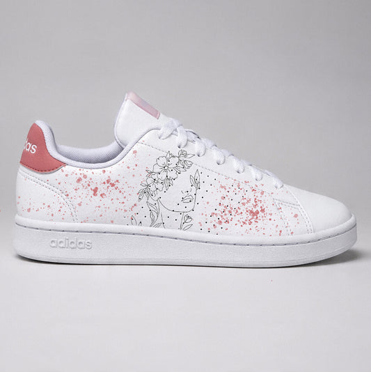 Paire de baskets personnalisées pour femme avec un design de portrait fleuri et peinture rose.