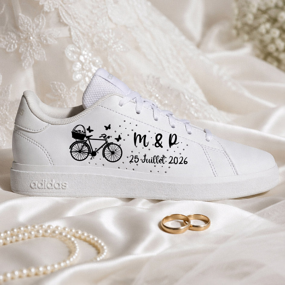 Chaussures de mariée style champêtre et bohème avec illustration de bicyclette et date de mariage.