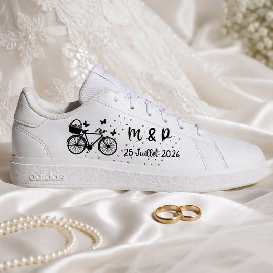 Chaussures de mariée style champêtre et bohème avec illustration de bicyclette et date de mariage.