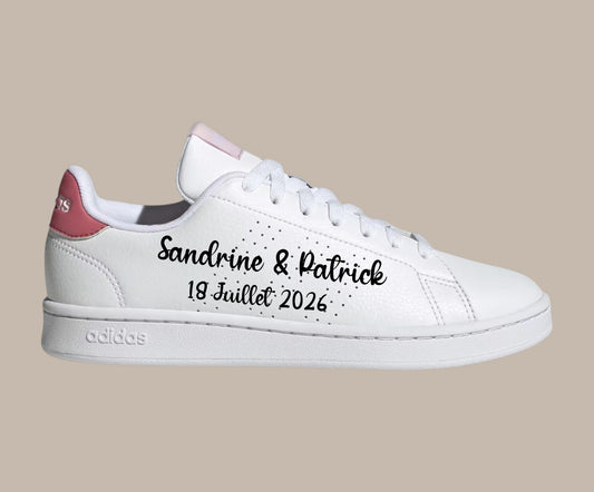 Baskets Adidas blanches personnalisées pour mariage avec prénoms et date calligraphiés.