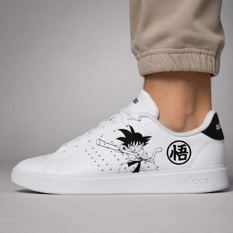 Baskets Adidas blanches personnalisées avec dessin manga de Goku enfant