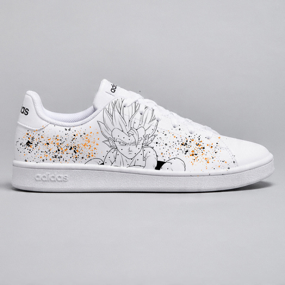 Baskets Adidas blanches personnalisées avec portrait du guerrier fusion Gogeta et éclaboussures orange et noires