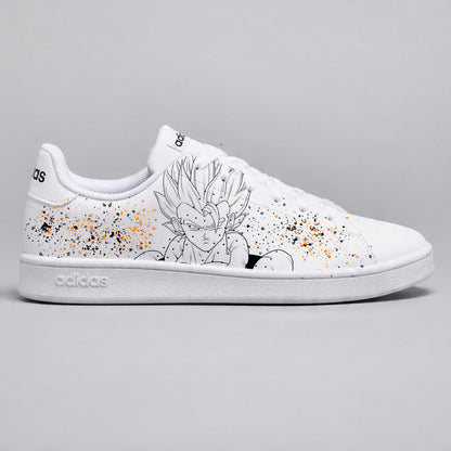 Baskets Adidas blanches personnalisées avec portrait du guerrier fusion Gogeta et éclaboussures orange et noires
