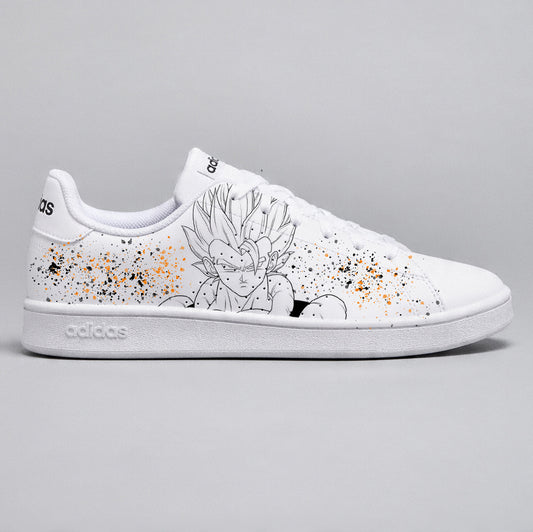 Baskets Adidas blanches personnalisées avec portrait du guerrier fusion Gogeta et éclaboussures orange et noires